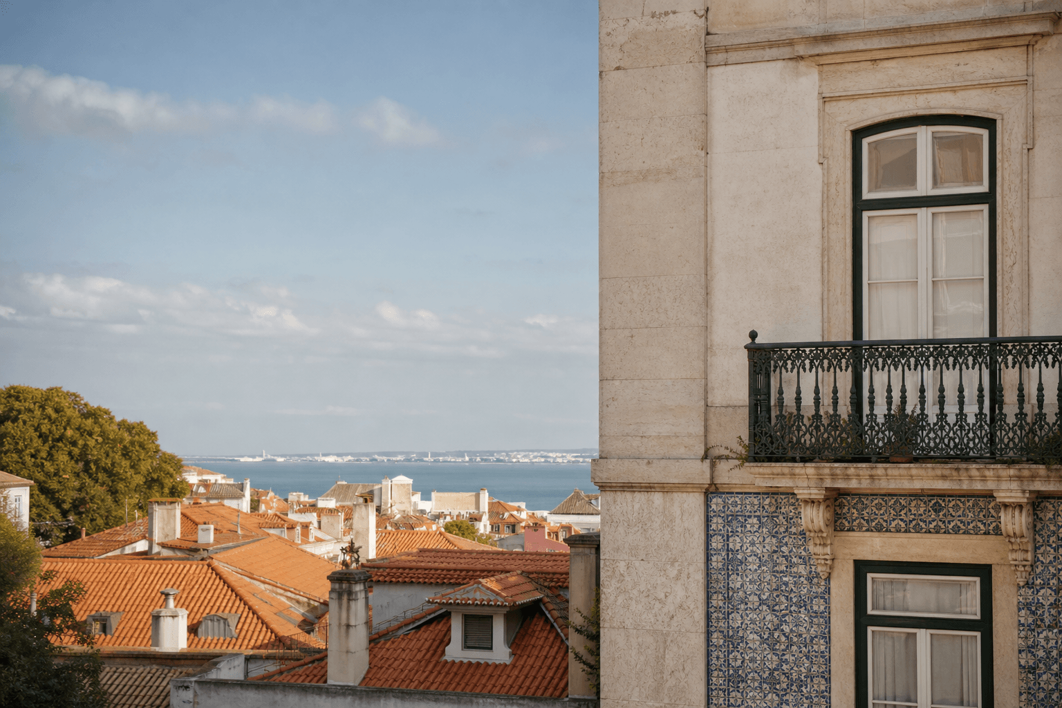 Azulejo facade and the Tagus river